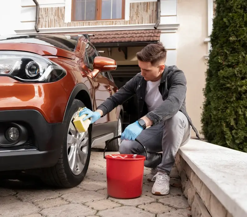Lavage auto à domicile Lanchères : professionnel intervenant sur un véhicule